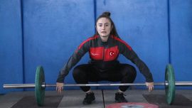 Milli halterci Aysel Özkan'dan bronz madalya