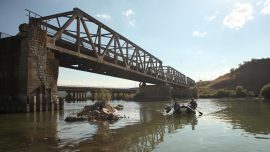 Bingöllü gençler Murat Nehri'nde kürek çekiyor