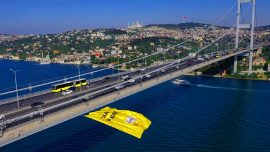 Şampiyon Vakıfbank'ın bayrağı Boğaz'a asıldı