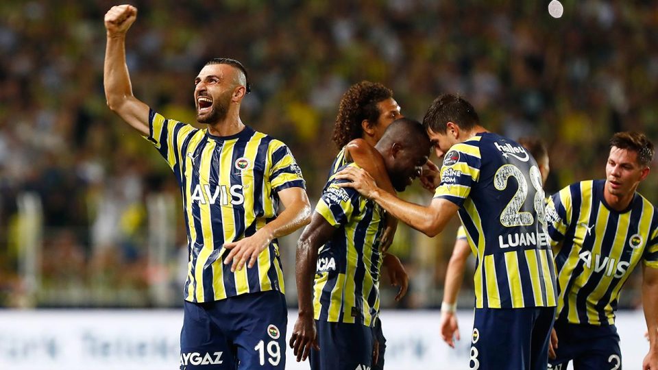 Fenerbahçe haftayı averajla lider bitirdi