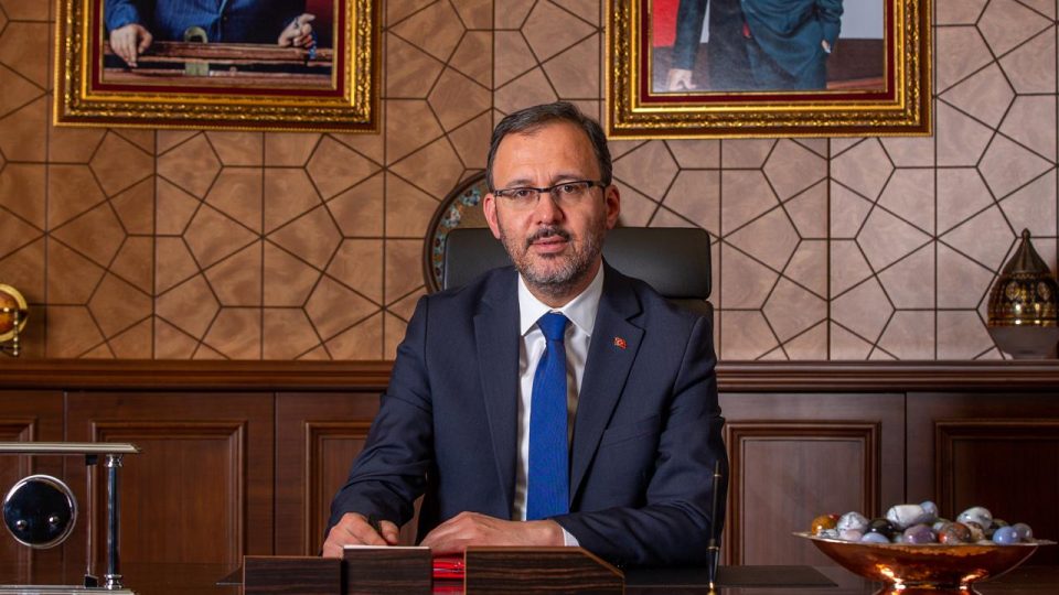 Bakan Kasapoğlu Taha Akgül’ü tebrik etti