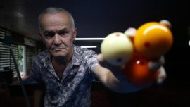 Emekli muhasebeci bilardo tutkusundan 46 yıldır vazgeçmiyor