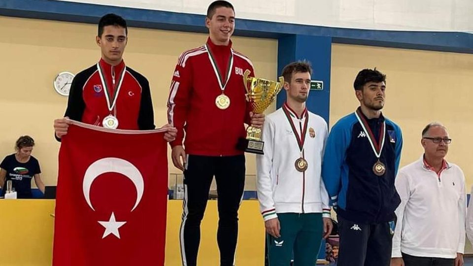 Milli eskrimci Furkan Yaman gümüş madalya kazandı