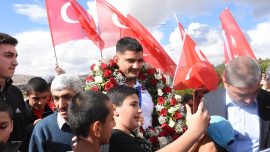 Milli güreşçi Taha Akgül Sivas'ta çiçeklerle karşılandı