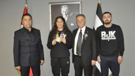 Beşiktaş Başkanı Ahmet Nur Çebi milli güreşçi Nesrin Baş'la buluştu