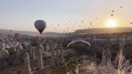 Fransız sporcu Kapadokya'da 2 bin 600 metre yükseklikteki balondan atladı