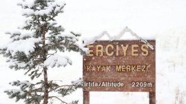 İç Anadolu'nun zirvesi Erciyes'te kar yağışı etkili oluyor