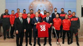 Milli Savunma Bakanı Akar Ampute Futbol Milli Takımı'nı kabul etti