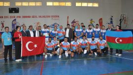 Türkiye ve Azerbaycan'ın halat çekme sporcuları Mersin'de yarıştı