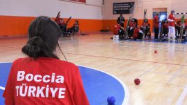 Engellerini "boccia"yla aşıyorlar
