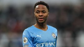 Evine silahlı saldırgan giren İngiliz futbolcu Sterling, Londra'ya döndü