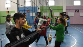 Engelliler voleybolla spor becerilerini geliştiriyor