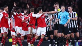 İngiltere Premier Lig'de lider Arsenal evinde puan kaybetti