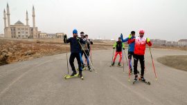 Muş'ta kar yağmayınca kayak takımı sporcuları asfaltta çalışıyor