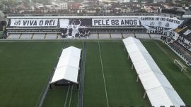 Vila Belmiro Stadyumu Pele'nin cenaze töreni için hazırlanıyor