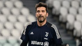 Gianluigi Buffon'dan depremzedelere imzalı eldiven desteği