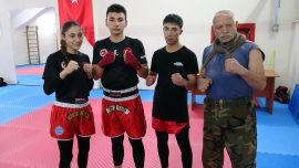 Kick boks antrenörü dede şampiyon torunlar yetiştiriyor