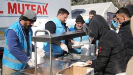 Rıza Kayaalp depremzedelere yemek ikram etti