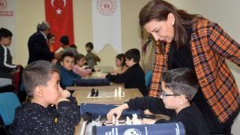 Karabük'teki depremzede çocuk ve gençlere satranç eğitimi veriliyor