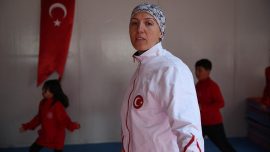 Milli sporcu depremzede çocuklara tekvando eğitimi veriyor