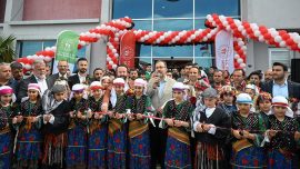 Bakan Kasapoğlu İzmir'de gençlik merkezi açılışı yaptı