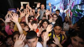 Bakan Kasapoğlu İzmir'de GSB tırında çocuklarla bayramlaştı
