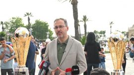 Bakan Kasapoğlu, İzmir'de sergilenen şampiyonluk kupalarını ziyaret etti