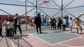 Depremzede antrenörlerden konteyner kentteki afetzede çocuklara futbol eğitimi