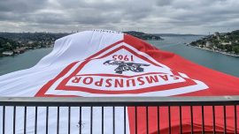 Samsunspor bayrakları İstanbul Boğazı'nda