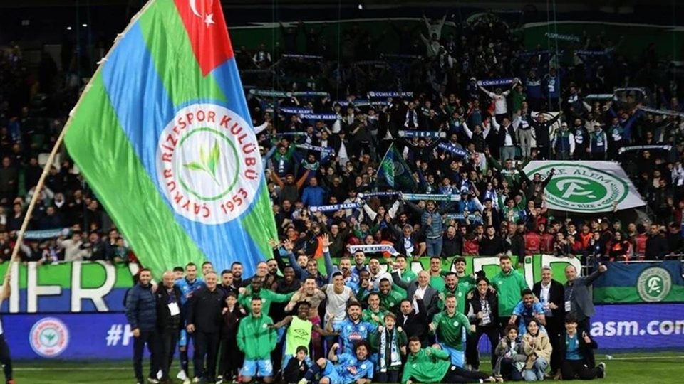 Çaykur Rizespor 11 oyuncuyla vedalaştı