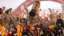 Fernando Muslera Galatasaray'da 15. kupasını kaldırdı