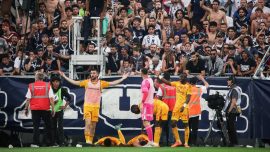 Fransa'da Bordeaux-Rodez maçı taraftarın futbolcuya saldırması nedeniyle tatil edildi