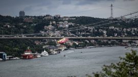 Galatasaray'ın bayrağı İstanbul Boğazı'nda