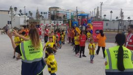 "Hentbol iyileştirir" projesi kapsamında gönüllüler depremzedelerle buluştu