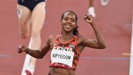 Kenyalı atlet Faith Kipyegon kadınlar 1500 metrede dünya rekoru kırdı