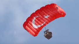 Limitleri zorlayan "Yarasa adam" hava sporlarına dikkat çekmek istiyor