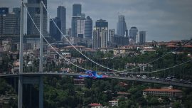 Şampiyonlar Ligi bayrakları İstanbul Boğazı'nda