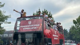 Süper Lig'e yükselen Pendikspor başarısını Pendiklilerle kutladı