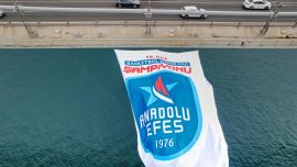 Anadolu Efes'in şampiyonluk bayrakları İstanbul Boğazı'nda dalgalanıyor