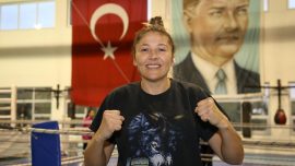 Eski milli boksör Şennur Demir antrenörlüğe "zirveden" başladı