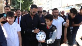 Milli futbolcu Hakan Çalhanoğlu memleketi Bayburt'ta coşkuyla karşılandı