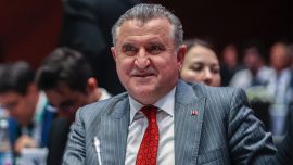 Bakan Bak milli kürekçi Cevdet Ege Mutlu'yu tebrik etti