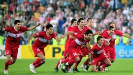 EURO 2008'deki Türkiye-İsviçre maçının oyuncularında depremzedeler yararına maç