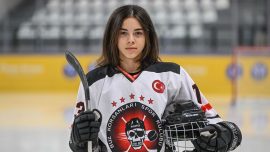 Avrupa'ya 15 yaşında transfer olan buz hokeyi oyuncusu gelecekten umutlu