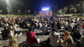 İzmir'de Türkiye-Sırbistan final maçı meydana kurulan ekranda izliyor