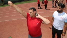 Şanlıurfalı görme engelli Mustafa Gezen gülle atma sporuyla sosyalleşti