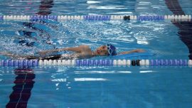 Bedensel engelli minik yüzücü milli sporcu olma hedefiyle kulaç atıyor