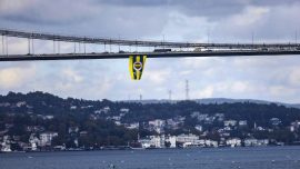 Kadınlar Süper Kupa'yı kazanan Fenerbahçe'nin bayrakları köprülere asıldı