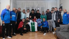 Bursasporlular yüzüne biber gazı sıkılan Yusuf Emir'i ziyaret etti