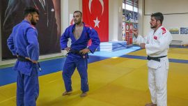 İşaret dili öğrenerek eğittikleri işitme engelli sporcular Türkiye şampiyonu oldu